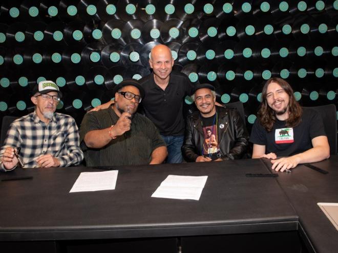 Formigão, BNegão, Marcelo Soares (Som Livre), Marcelo D2 e Pedro Garcia assinam contrato na sede da gravadora 