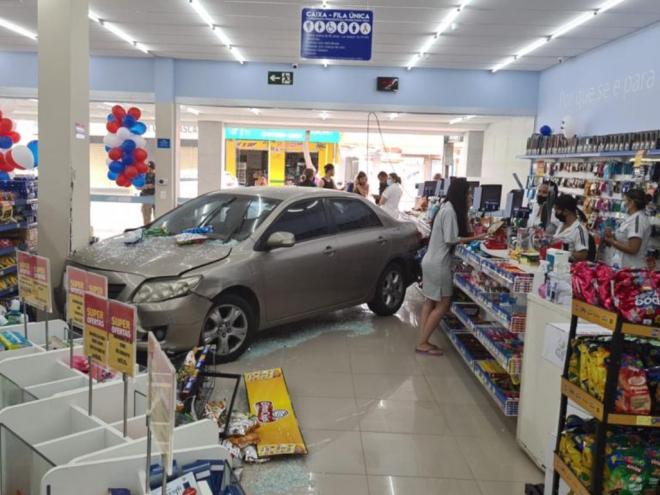 Mulher perdeu o controle do carro ao estacionar e invadiu a farmácia, felizmente ninguém se feriu