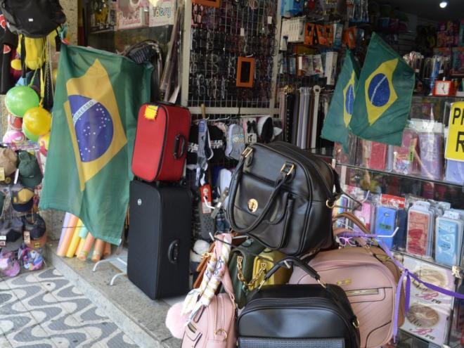 Na manhã desta segunda-feira, algumas lojas da região já estavam decoradas de verde e amarelo 