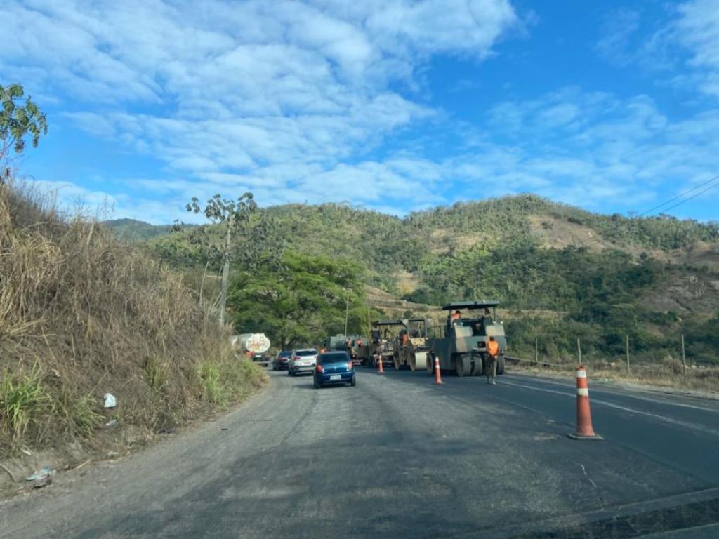 Na manhã desta quinta-feira, trânsito ficou parado nas proximidades da ponte de Sá Carvalho, em Antônio Dias 